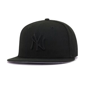 New York Yankees New Era 59FIFTY MLB Black on Black Fitted Cap Hat Size 7 1/8